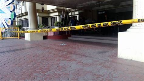 Bomb scare hits Olongapo City hall .